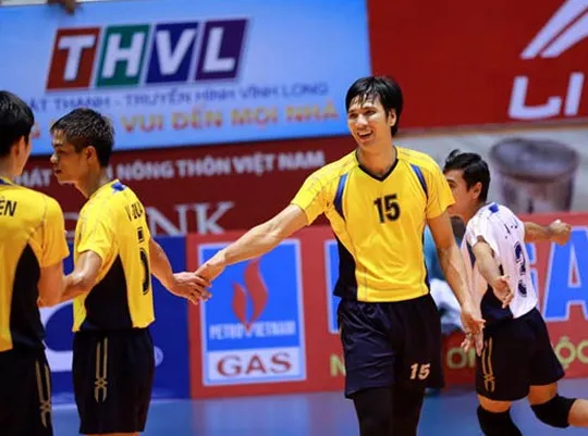 Nguyễn Hữu Hà (15) - Cựu thủ quân đội tuyển Việt Nam luôn đồng hành cùng các sân chơi bóng chuyền phong trào.