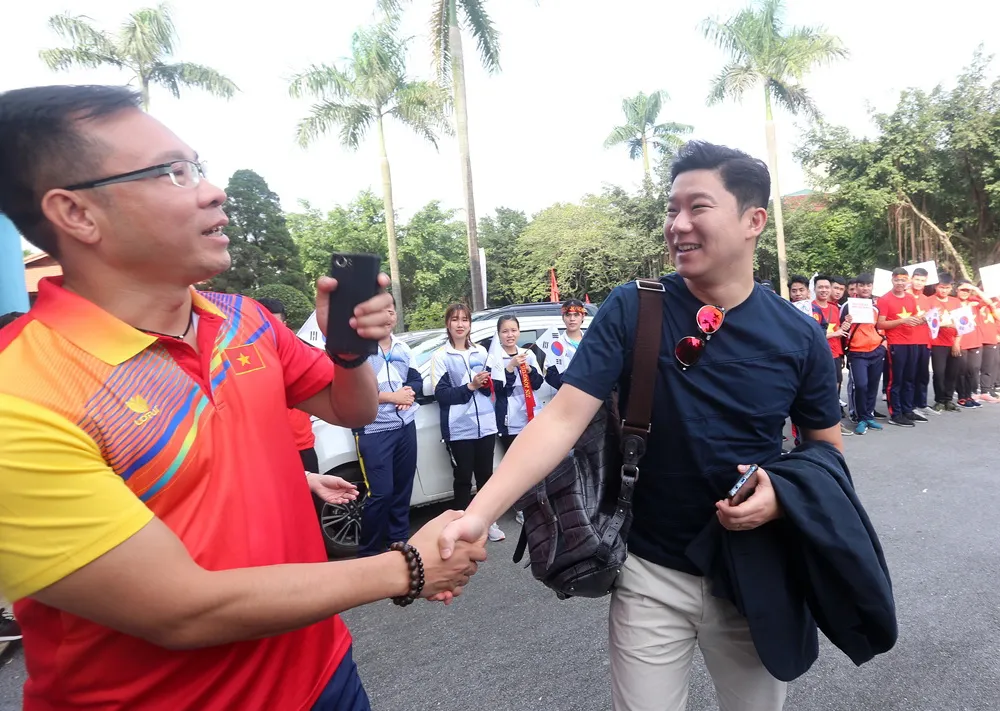 Xạ thủ Hoàng Xuân Vinh vui mừng khi gặp lại đối thủ Jin Jong Oh (phải). Ảnh: MINH HOÀNG