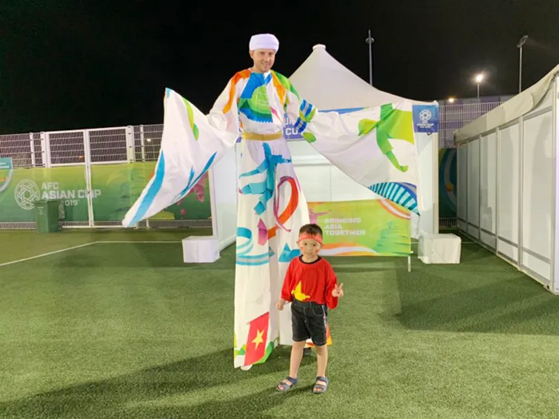 CĐV Việt Nam khiến khán đài sân Hazza Bin Zayed bừng sáng ảnh 3