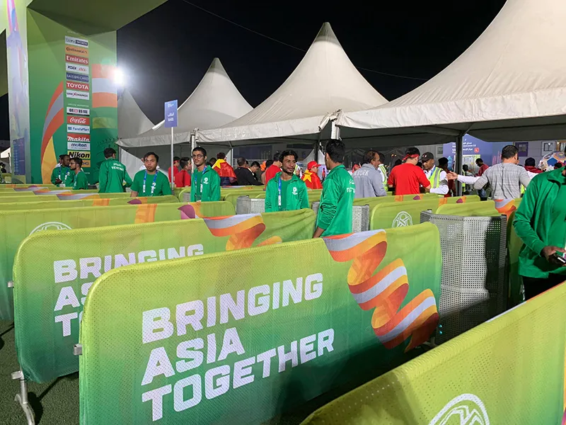 CĐV Việt Nam khiến khán đài sân Hazza Bin Zayed bừng sáng ảnh 5