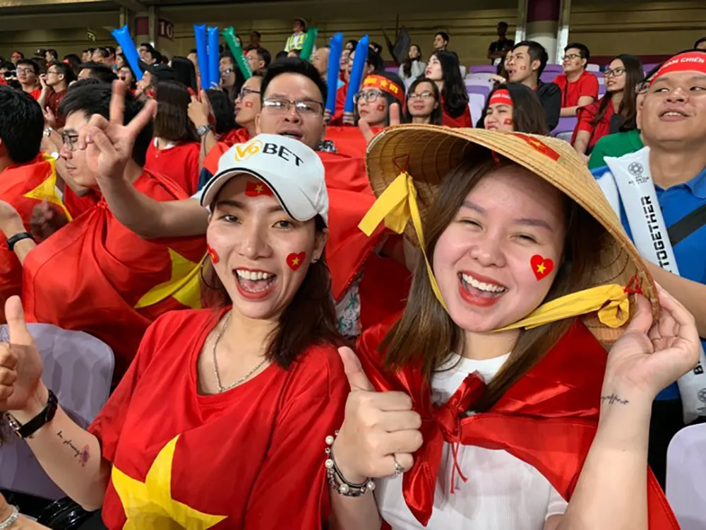 CĐV Việt Nam khiến khán đài sân Hazza Bin Zayed bừng sáng ảnh 2