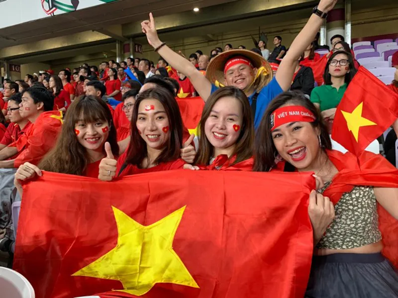 CĐV Việt Nam khiến khán đài sân Hazza Bin Zayed bừng sáng ảnh 7