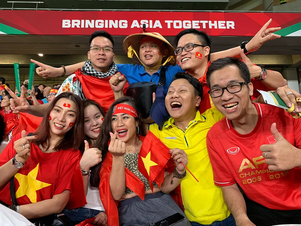 CĐV Việt Nam khiến khán đài sân Hazza Bin Zayed bừng sáng ảnh 8