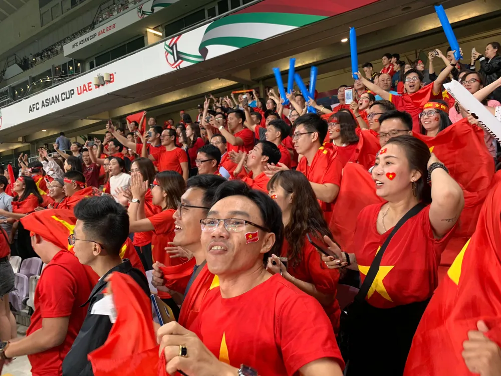 CĐV Việt Nam khiến khán đài sân Hazza Bin Zayed bừng sáng ảnh 9