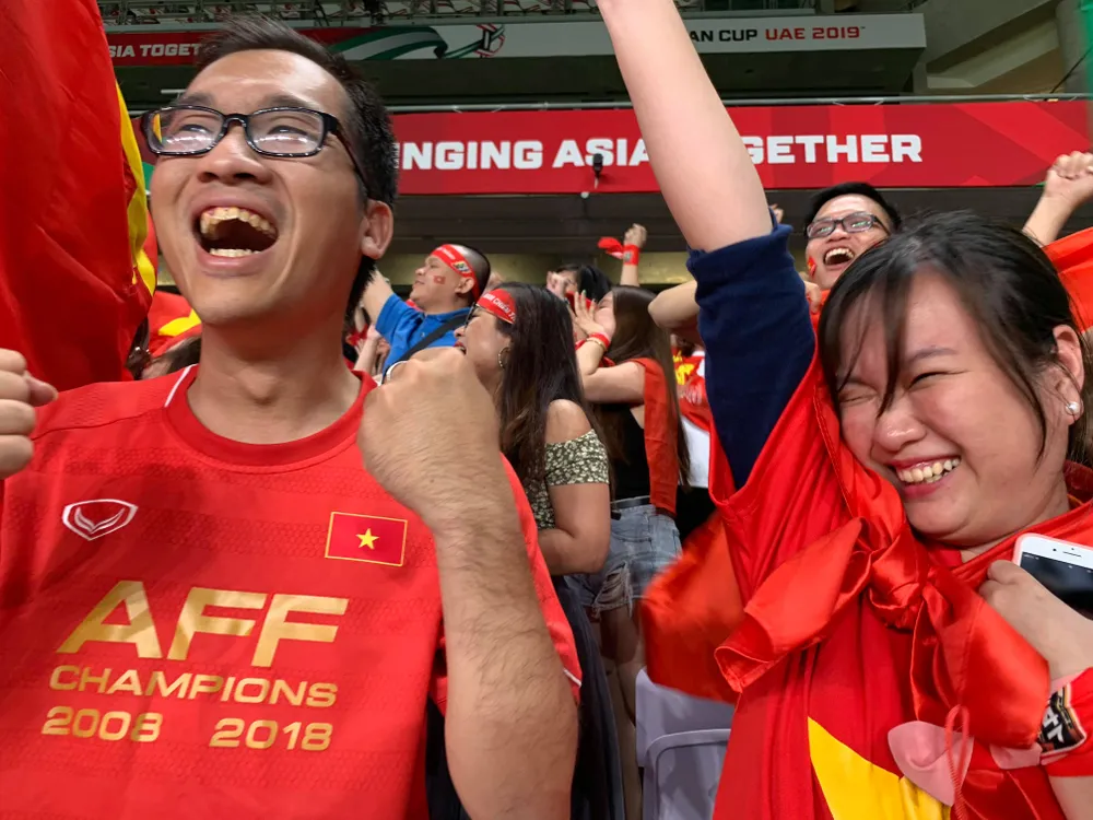 CĐV Việt Nam khiến khán đài sân Hazza Bin Zayed bừng sáng ảnh 10