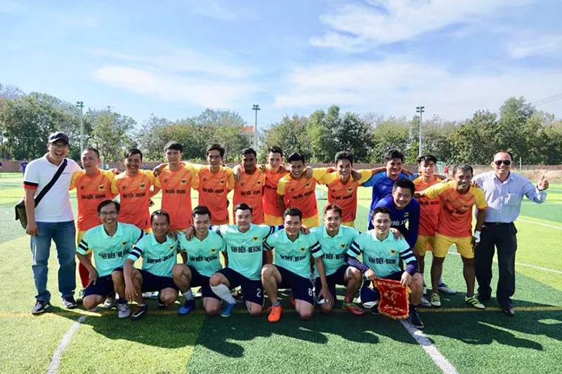 Đội bóng Báo Sài Gòn Giải Phóng chụp hình lưu niệm với đội Công ty CP Bình Điền Mekong. Ảnh: DŨNG PHƯƠNG