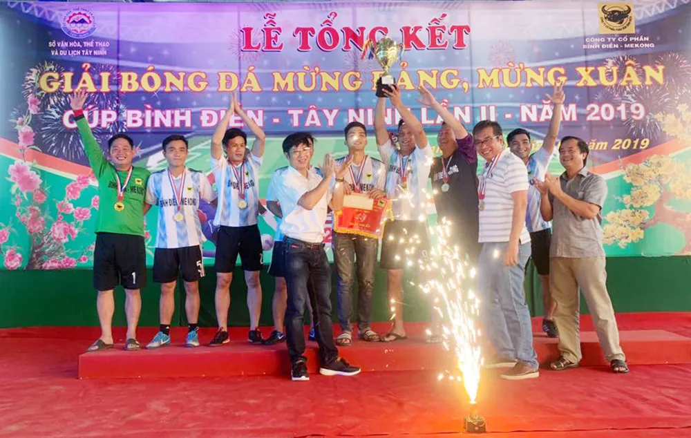 Đội Công an tỉnh Tây Ninh nhập Cúp vàng từ Ban tổ chức. Ảnh: DŨNG PHƯƠNG