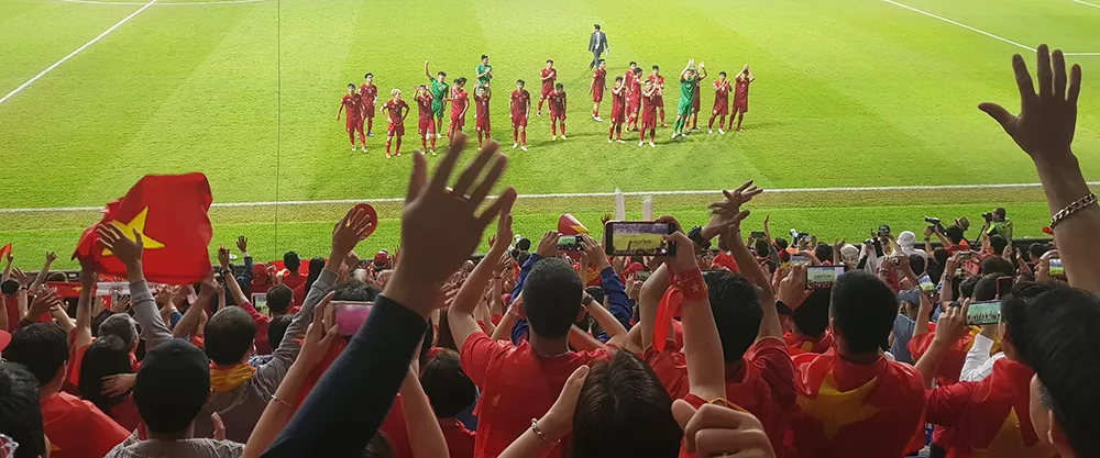 Vẻ đẹp fan Việt trong cuộc hành trình cùng đội tuyển Việt Nam tại UAE ảnh 5