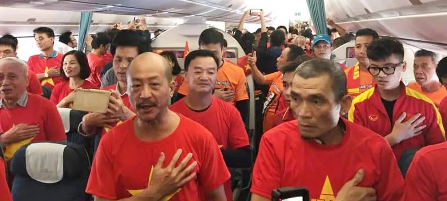 Vẻ đẹp fan Việt trong cuộc hành trình cùng đội tuyển Việt Nam tại UAE ảnh 4
