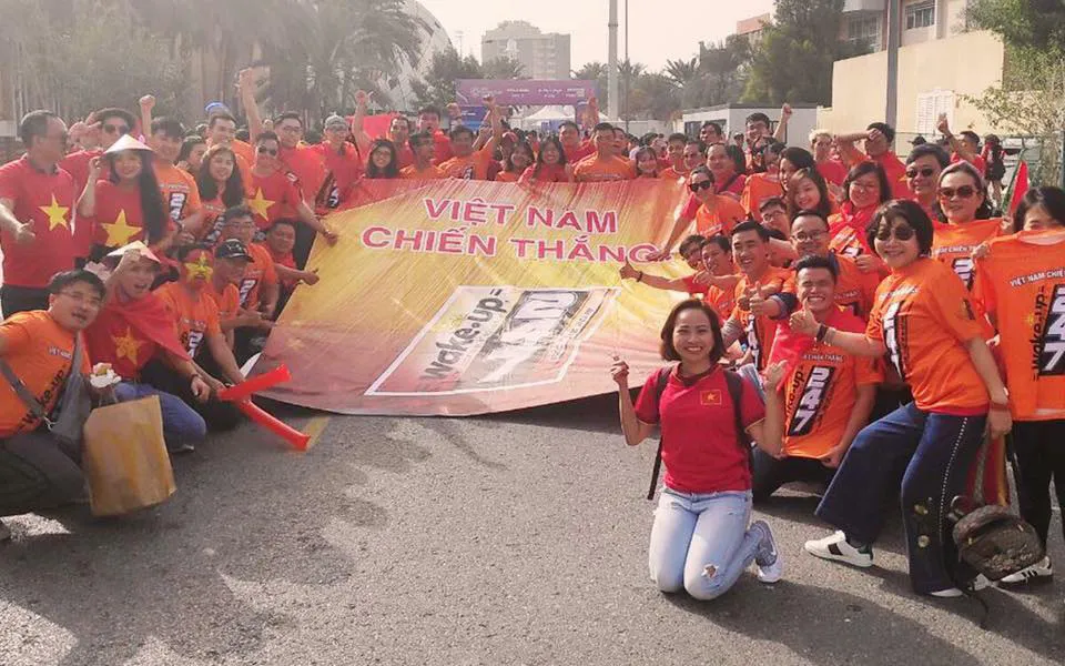 Vẻ đẹp fan Việt trong cuộc hành trình cùng đội tuyển Việt Nam tại UAE ảnh 2
