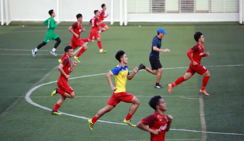 Đội U22 Việt Nam trong buổi tập trên sân trường Đại học Tôn Đức Thắng. Ảnh: DŨNG PHƯƠNG