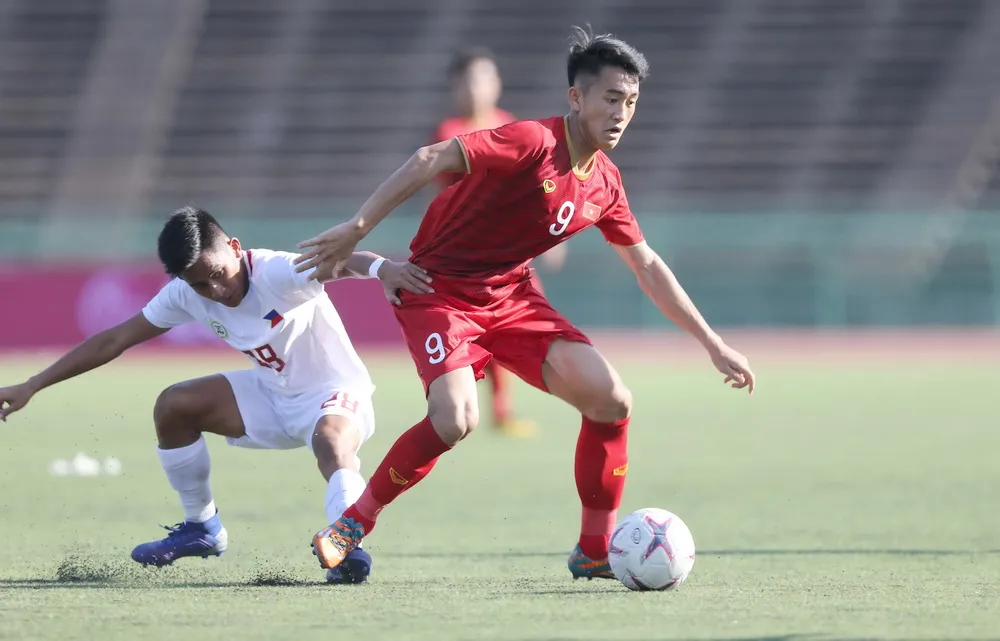 U22 Việt Nam (phải) vẫn chưa tập trung được đầy đủ lực lượng mạnh nhất cho giải đấu khu vực. Ảnh: DŨNG PHƯƠNG
