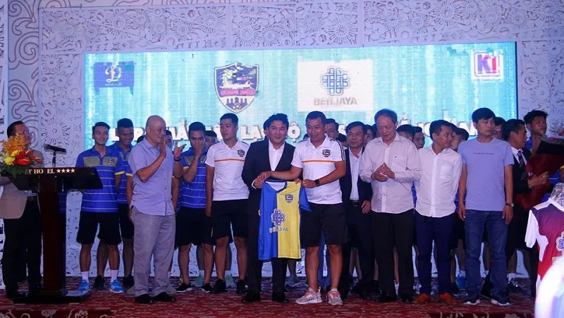 HLV Hoàng Phúc trao tặng áo thi đấu cho nhà tài trợ Berjaya. Ảnh: Anh Trần