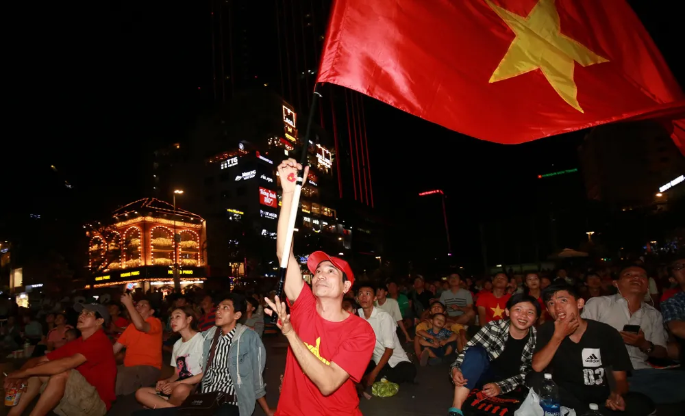 Người hâm mộ TPHCM phủ kín phố đi bộ Nguyễn Huệ ngày U.23 Việt Nam đánh bại U.23 Thái Lan 4-0 ảnh 6