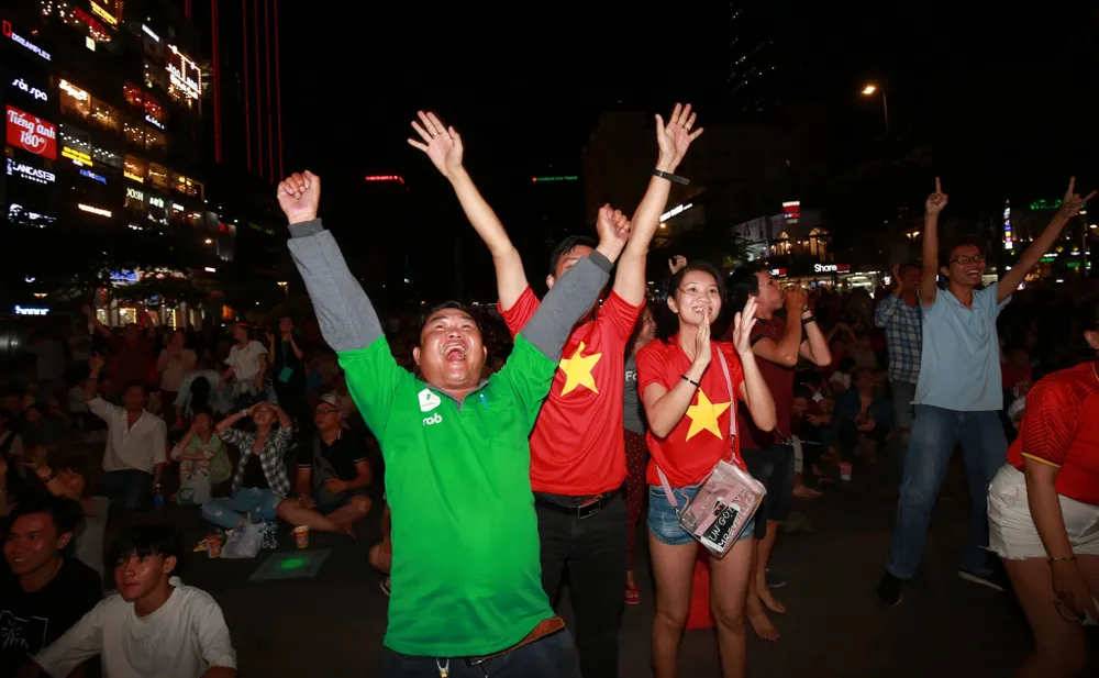 Người hâm mộ TPHCM phủ kín phố đi bộ Nguyễn Huệ ngày U.23 Việt Nam đánh bại U.23 Thái Lan 4-0 ảnh 5