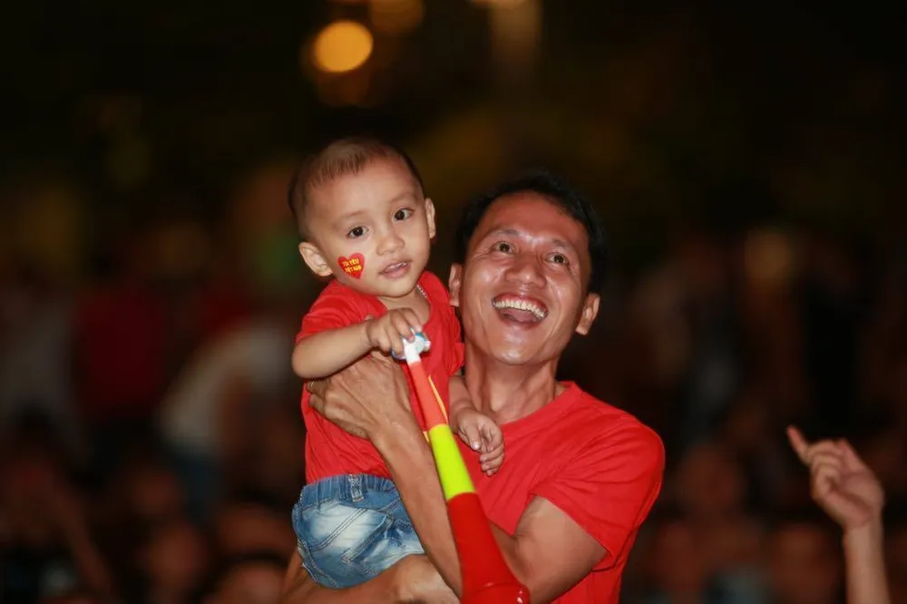 Người hâm mộ TPHCM phủ kín phố đi bộ Nguyễn Huệ ngày U.23 Việt Nam đánh bại U.23 Thái Lan 4-0 ảnh 4