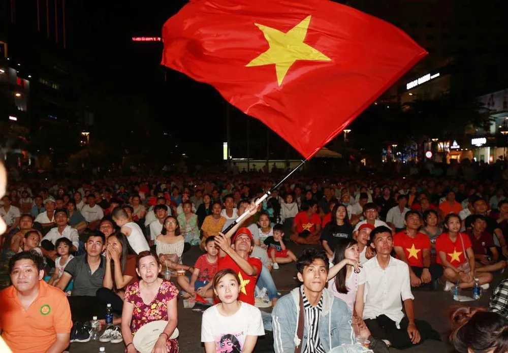 Người hâm mộ TPHCM phủ kín phố đi bộ Nguyễn Huệ ngày U.23 Việt Nam đánh bại U.23 Thái Lan 4-0 ảnh 1