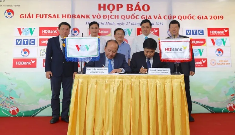 Lãnh đạo VOV và nhà tài trợ HDBank ký hợp đồng tại buổi họp. Ảnh: DŨNG PHƯƠNG