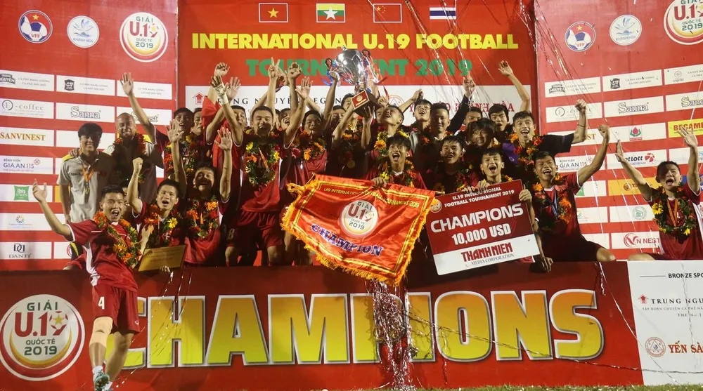Đội Việt Nam giành Cúp vộ địch sau chiến thắng trước Thái Lan. Ảnh: DŨNG PHƯƠNG