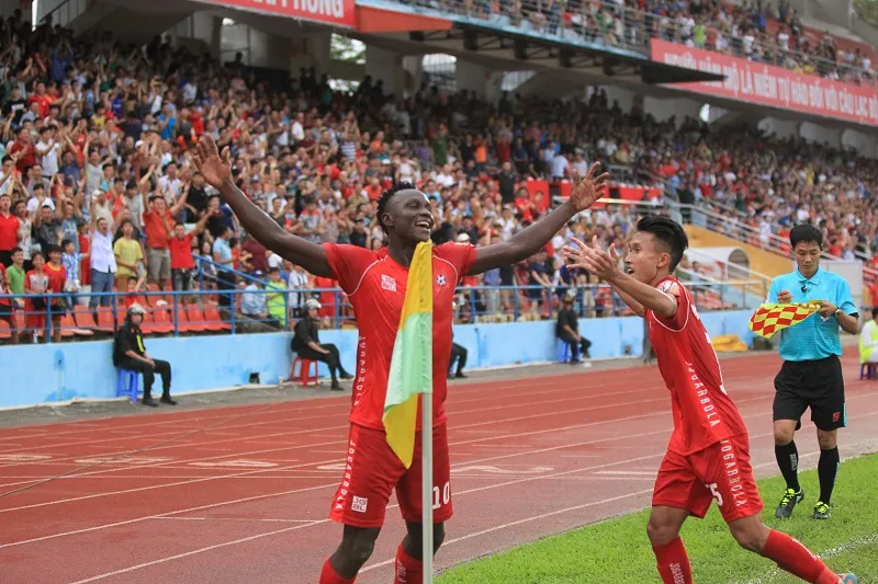 2 thẻ đỏ trong cuộc so tài trên sân Lạch Tray ảnh 1