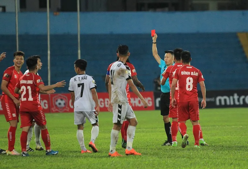 2 thẻ đỏ trong cuộc so tài trên sân Lạch Tray ảnh 3