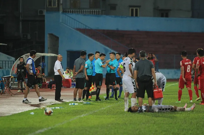 2 thẻ đỏ trong cuộc so tài trên sân Lạch Tray ảnh 2