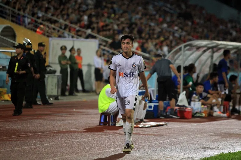 2 thẻ đỏ trong cuộc so tài trên sân Lạch Tray ảnh 4