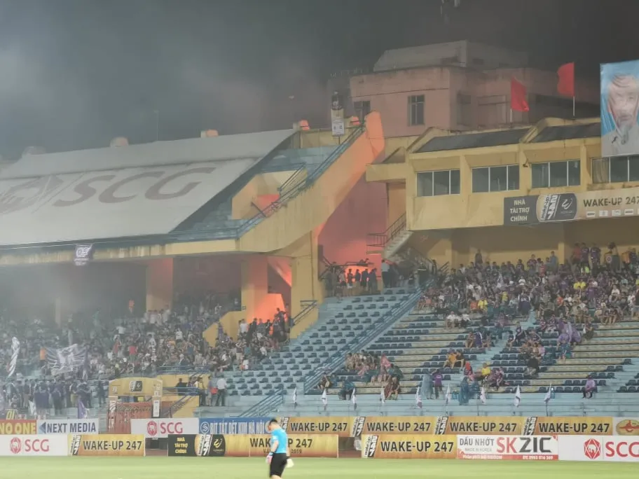 Pháo sáng đốt liên tục trên sân Hàng Đẫy ảnh 1