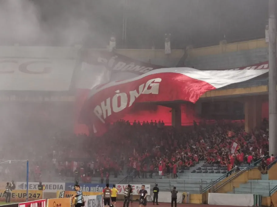 Pháo sáng đốt liên tục trên sân Hàng Đẫy ảnh 2