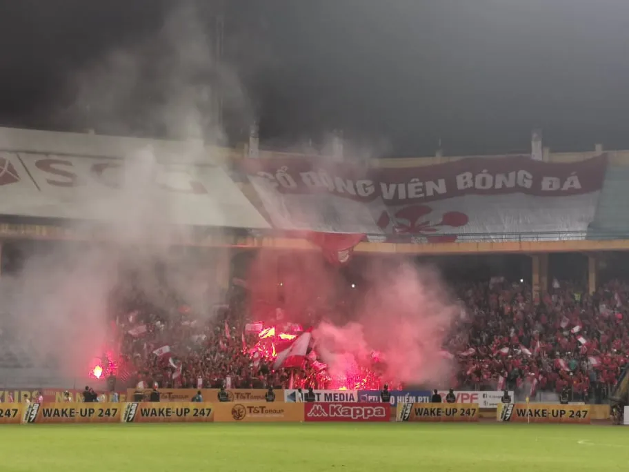 Pháo sáng đốt liên tục trên sân Hàng Đẫy ảnh 3