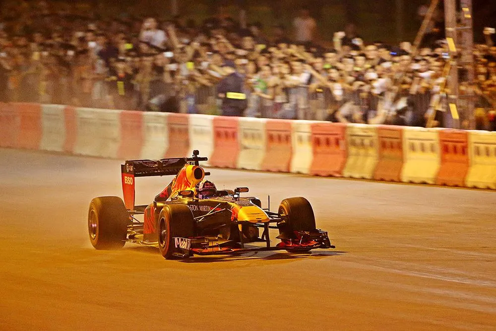 Biểu diễn đua xe F1 tại Việt Nam ảnh 4