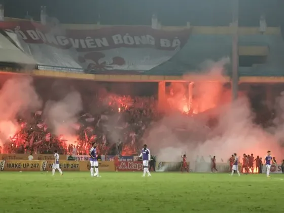 Từ vụ việc khán giả đốt pháo sáng: Phải giải quyết từ gốc ảnh 1