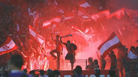 Pháo sáng trên sân Hàng Đẫy ở vòng 6. Ảnh: Minh Hoàng 