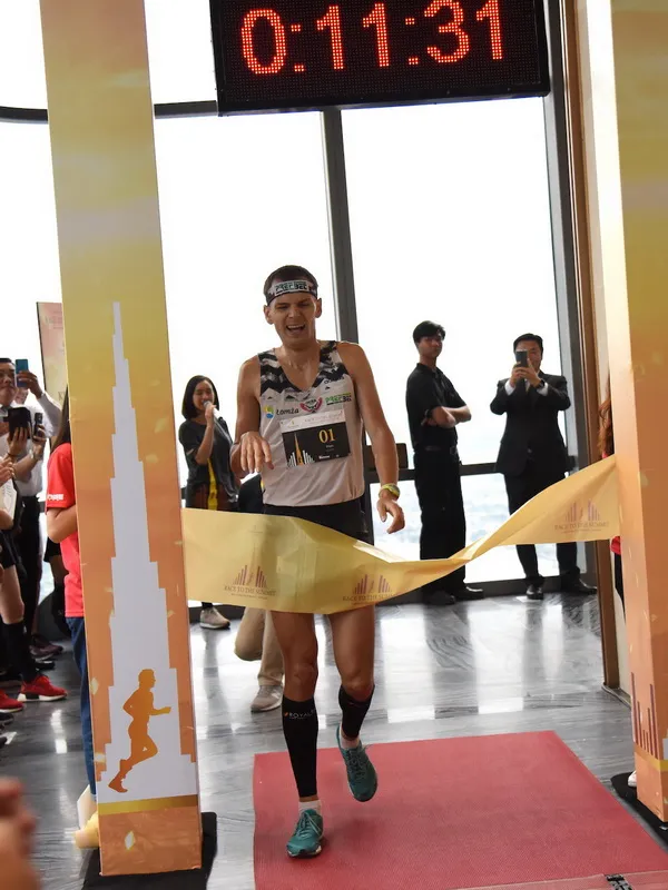 Nhà vô địch thế giới chinh phục tòa nhà Lanmark 81 ảnh 1