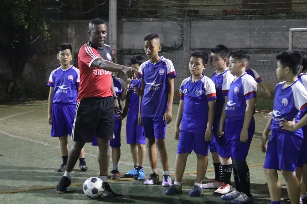 Cựu trung vệ Lưu Ngọc Hùng: “Chẳng ai làm đào tạo trẻ điên như tôi” ảnh 1