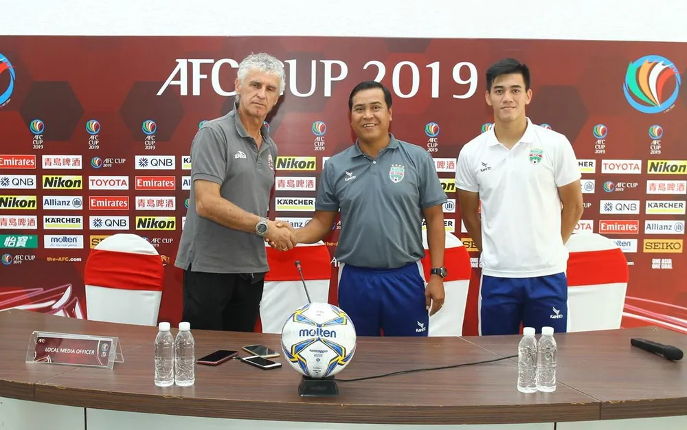 Đại diện hai đội Becamex Bình Dương và Persija tại buổi họp báo chiều 30-4. Ảnh: HOÀNG HÙNG