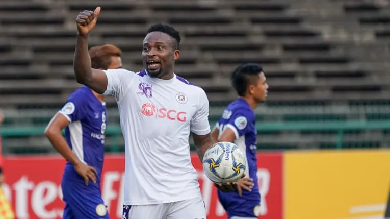 Oseni tỏa sáng với cú hattrick trước NagaWorld. Ảnh: AFC