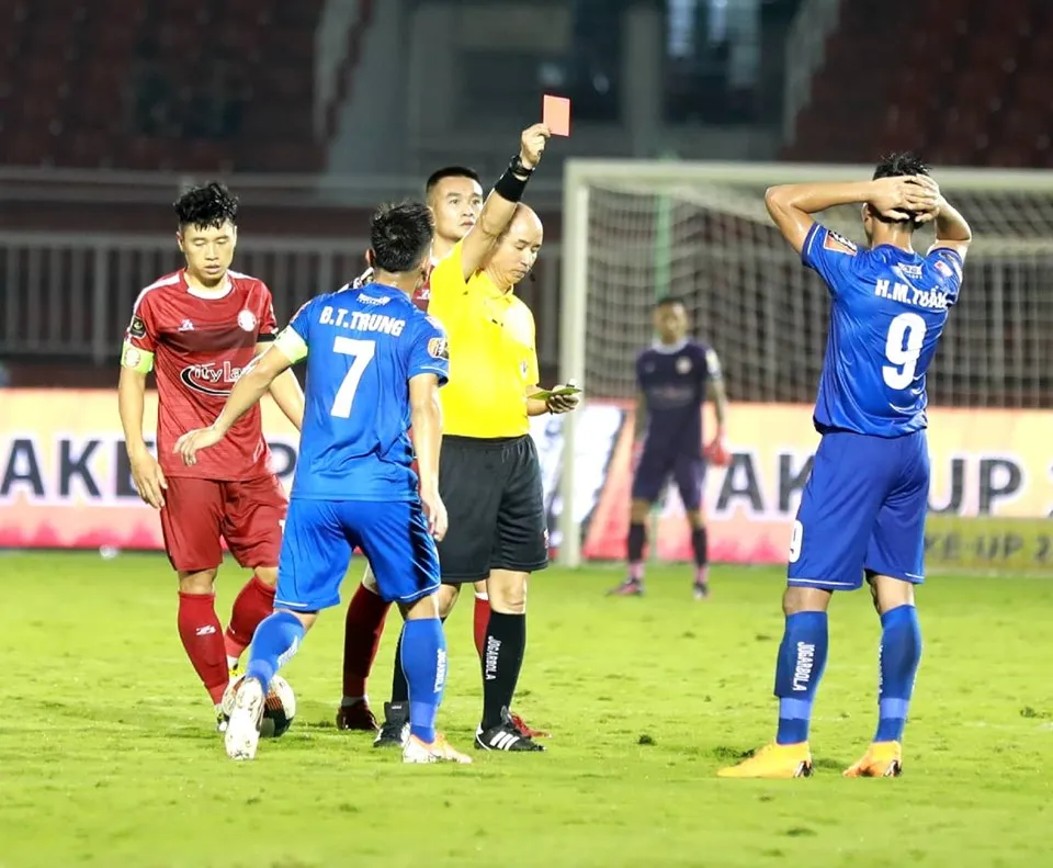 CLB TPHCM suýt thua trên sân nhà ảnh 2