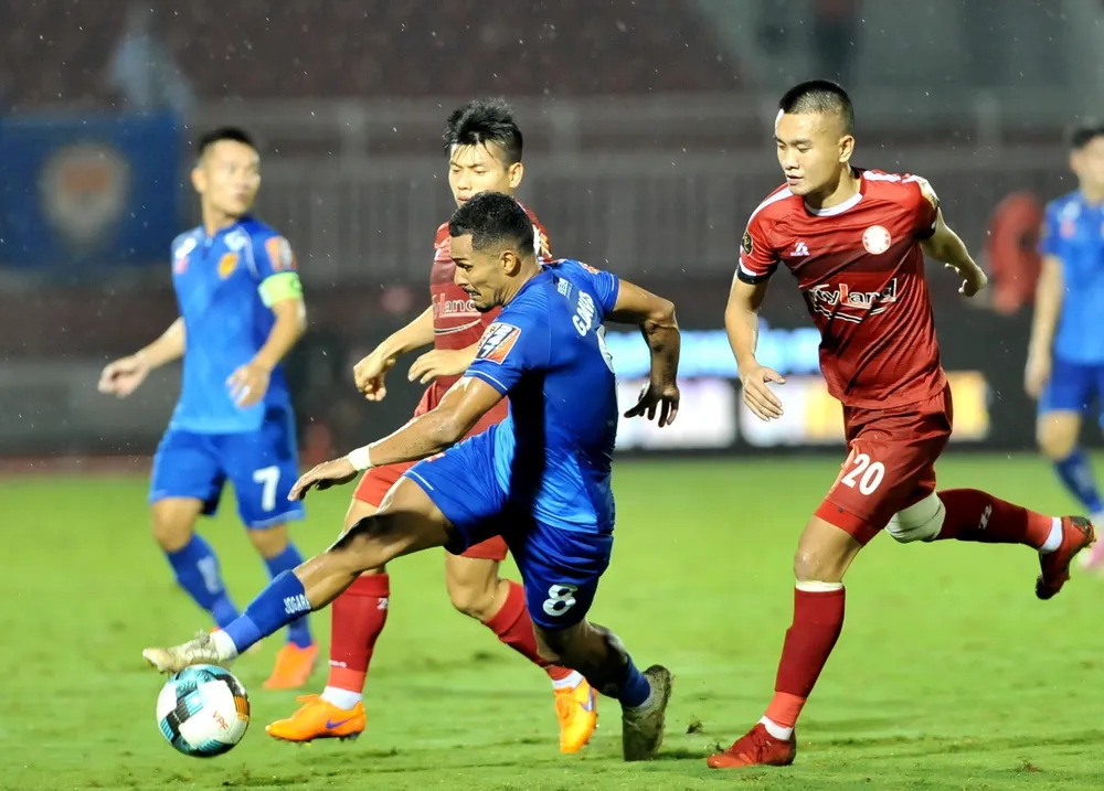 Quảng Nam suýt gây bất ngờ trên sân Thống Nhất. Ảnh: NGUYỄN NHÂN