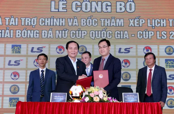 Bóng đá nữ vào mùa ảnh 1