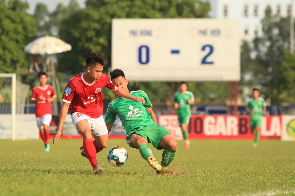 Phù Đổng (áo xanh) tiếp tục chìm ở cuối bảng. Ảnh: MINH HOÀNG