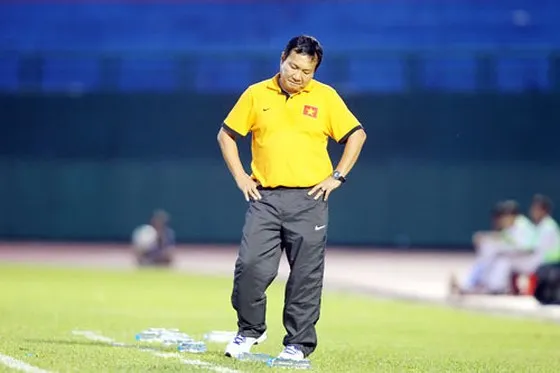 HLV Hoàng Văn Phúc chia tay ghế HLV trưởng tại Quảng Nam. Ảnh: DŨNG PHƯƠNG 