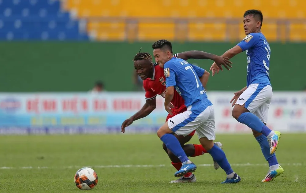 Bình Dương bất ngờ để thua 0-2 trên sân nhà. Ảnh: DŨNG PHƯƠNG