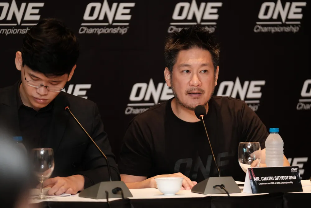  Ông Chatri Sityodtong (phải, Chủ tịch giải đấu ONE Championship) giới thiệu về sự kiện sắp diễn ra tại TPHCM.