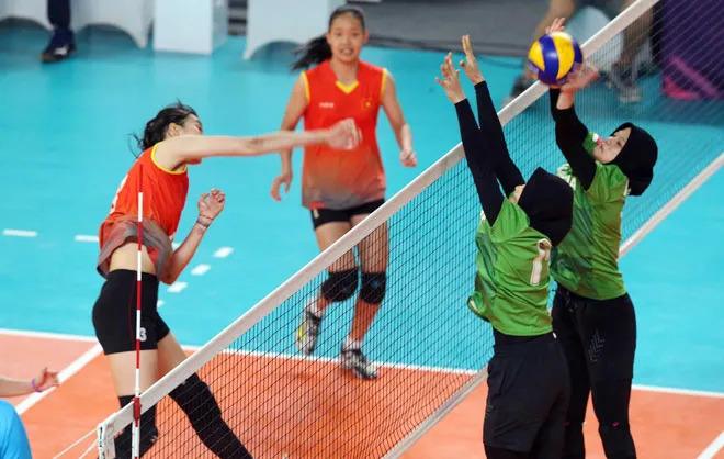 Chủ công Thanh Thuý (trái) xuyên phá hàng chắn Indonesia.