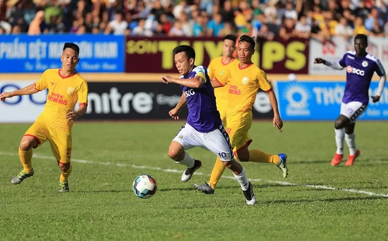 Văn Quyết tỏa sáng với cú đúp cho CLB Hà Nội. Ảnh: MINH HOÀNG