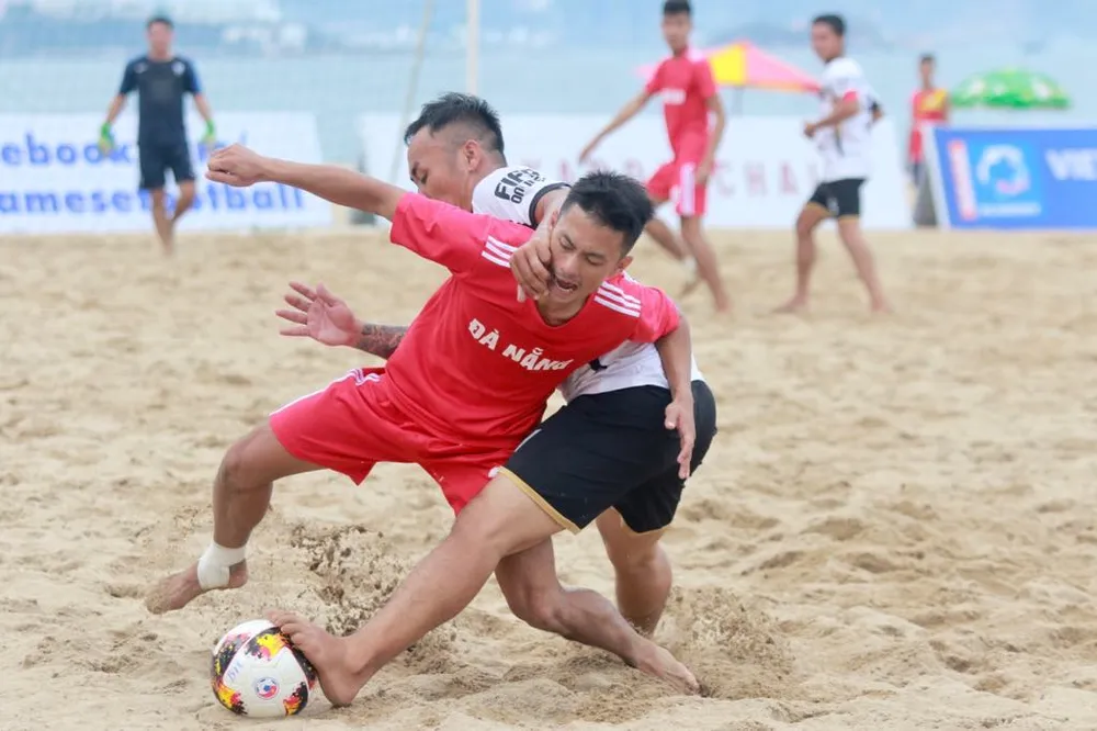 Những bất ngờ đầu tiên ở giải bóng đá bãi biển quốc gia 2019 ảnh 2