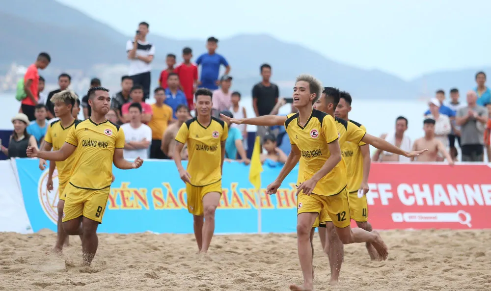 Những bất ngờ đầu tiên ở giải bóng đá bãi biển quốc gia 2019 ảnh 1