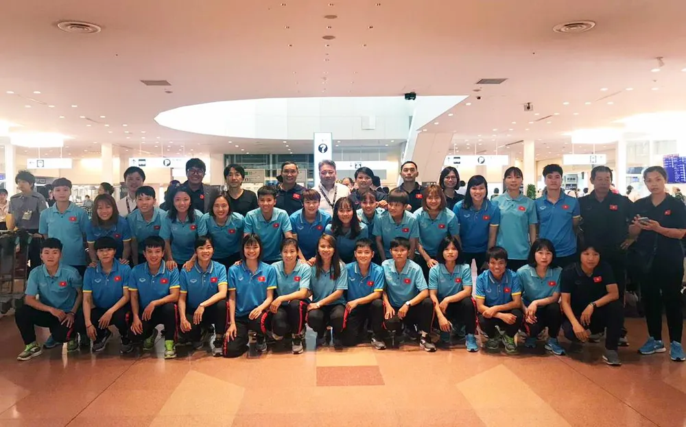 HLV Miura chụp ảnh cùng đội tuyển nữ Việt Nam tại sân bay. Ảnh: Đoàn Nhật 