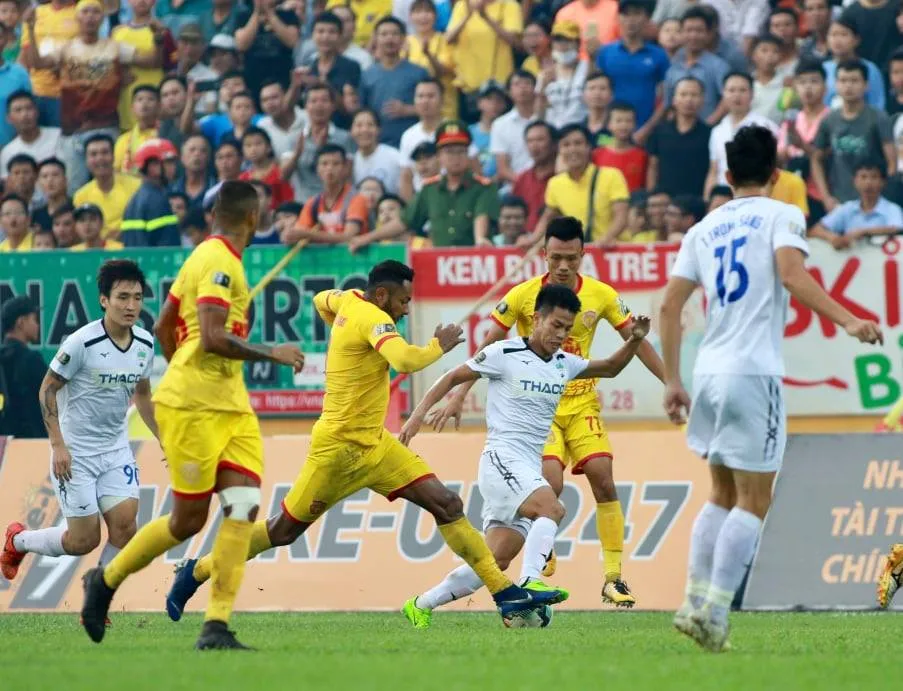 HA.GL đánh rơi chiến thắng vào giờ chót. Ảnh: MINH HOÀNG